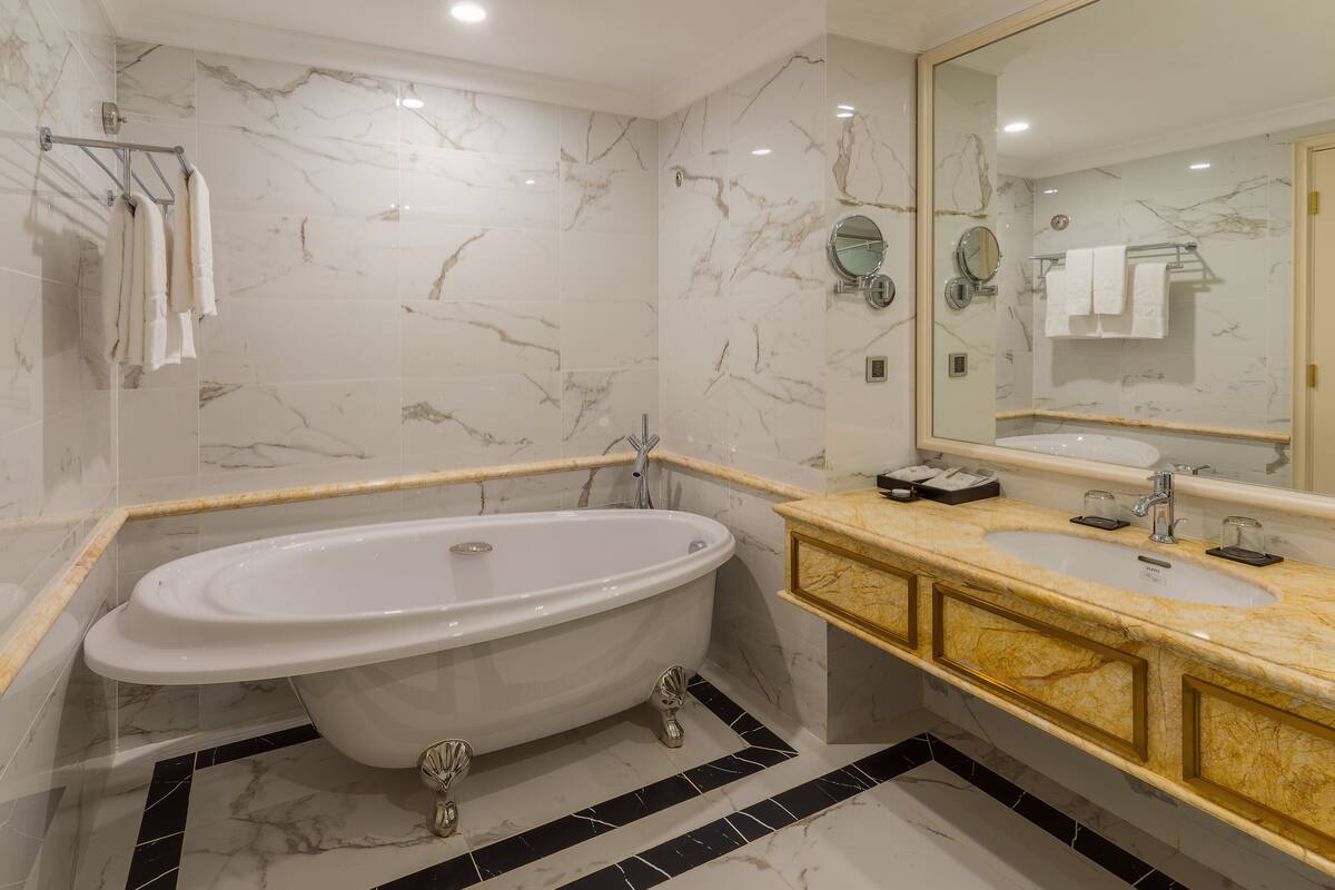 suite | bathroom | separate bathtub and shower, deep-soaking bathtub, free toiletries