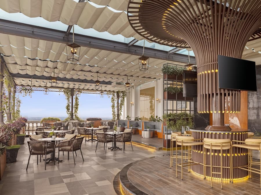 Breakfast, lunch, dinner served; local and international cuisine