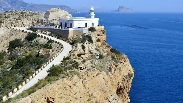 A white building with a lighthouse on a cliff overlooking the sea. - ALBIR house ideally located - 100M from the sea - perfect for 2 to 8 people (Albir)