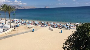 A beach with numerous umbrellas and sun loungers, a sandy shore, and a clear blue sea. - ALBIR house ideally located - 100M from the sea - perfect for 2 to 8 people (Albir)