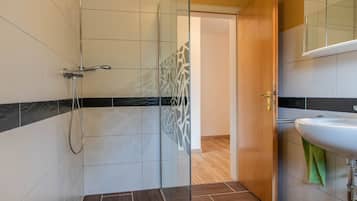 Apartment | Badezimmer | Dusche, Regendusche, Haartrockner, Handtücher