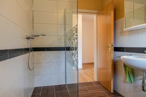 Apartment | Bathroom | Shower, rainfall showerhead, hair dryer, towels - stuub simonswinkel (Friedenweiler)