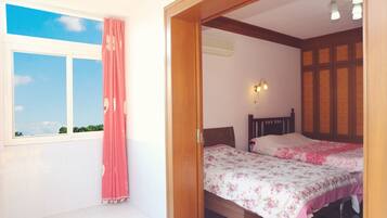 Comfort Family Room with Shared Bathroom | Blackout curtains, free WiFi, bed sheets