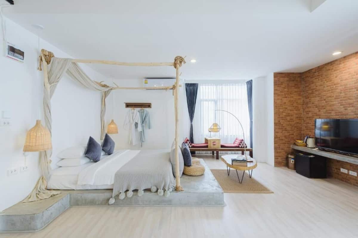 Luxury Room, Non Smoking, Bathtub | 2 bedrooms, premium bedding, minibar, in-room safe