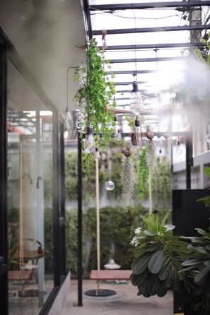 Lobby sitting area - YOLO Bangkok Boutique Hotel (Bangkok)
