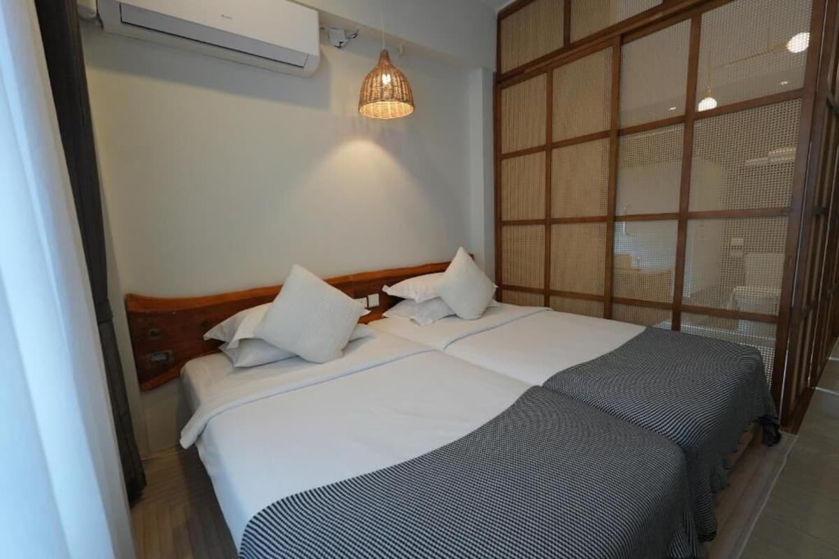 Premier Twin Room, Non Smoking | 2 bedrooms, premium bedding, minibar, in-room safe