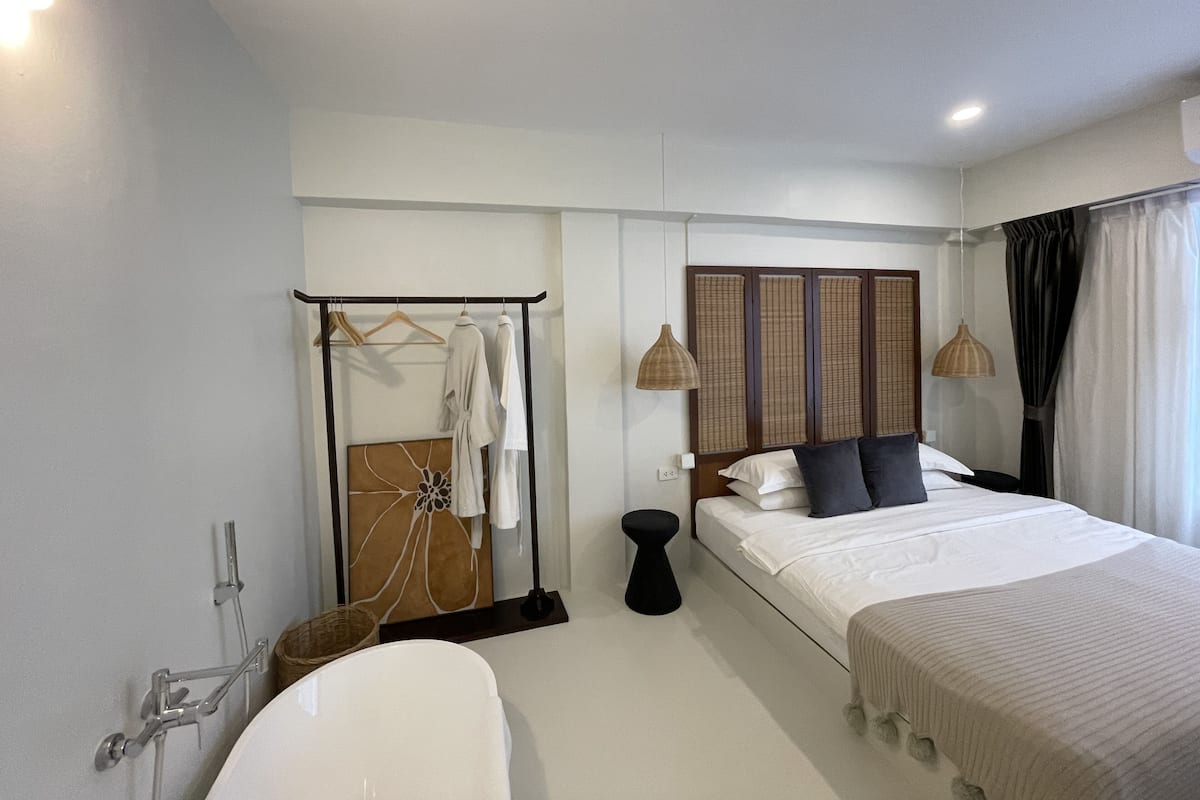 Premium Double Room, Non Smoking, Bathtub | 2 bedrooms, premium bedding, minibar, in-room safe