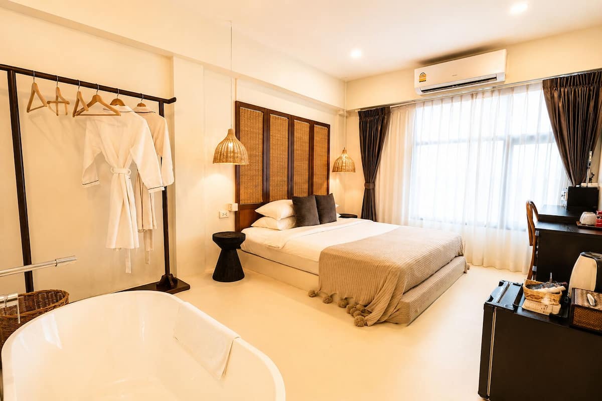 ห้องพรีเมียมดับเบิล, ปลอด  บุหรี่, อ่างอาบน้ำ | เครื่องนอนระดับพรีเมียม, มินิบาร์, ตู้นิรภัยในห้องพัก, ผ้าม่านกันแสง