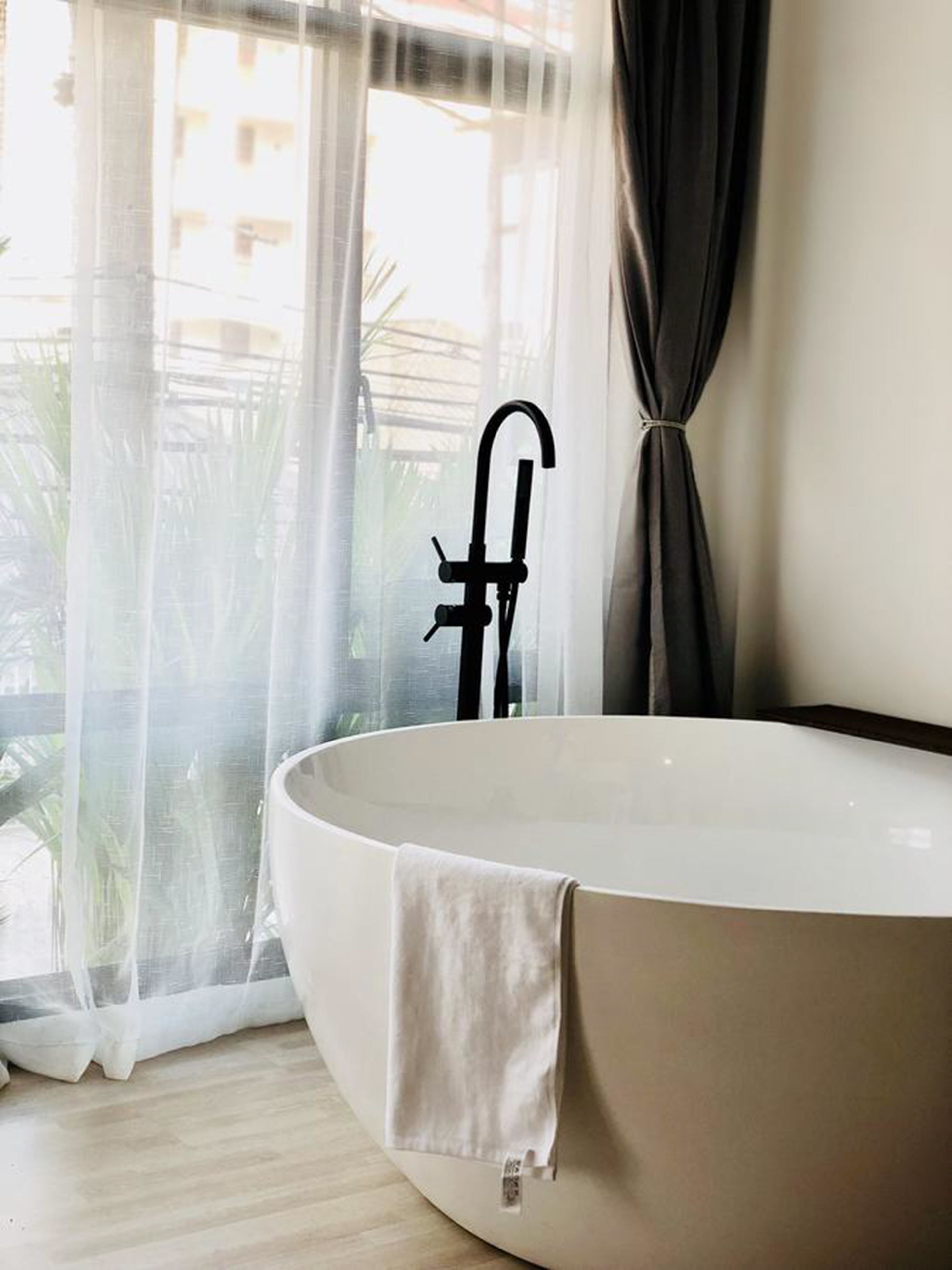 deep-soaking bathtub