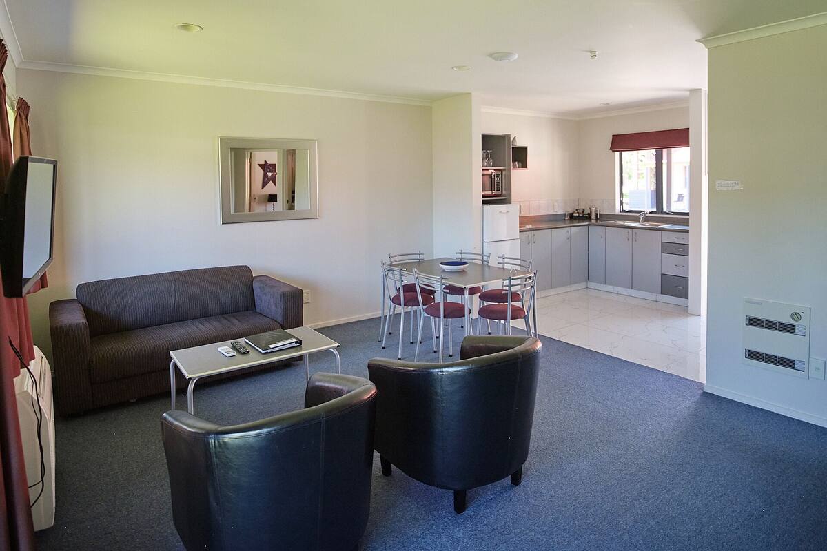 Two bedroom unit | Area soggiorno | Smart TV 42 pollici con canali digitali, Netflix, servizi in streaming