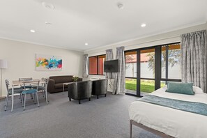 Two bedroom unit  | Ameublement personnalisé, rideaux occultants, chambres insonorisées