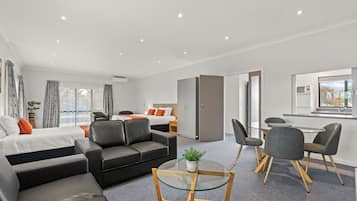 Executive-studiosuite - flere senge | Opholdsområde | 42-tommers smart-tv med digitale kanaler, Netflix, streamingtjenester