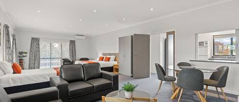 Executive studio suite, Meerdere bedden | Woonruimte | Een 42-inch smart-tv met digitale zenders, Netflix en streamingdiensten