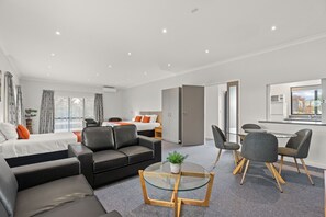 Executive studio | Living area | 42-inch Smart TV with digital channels, Netflix, streaming services