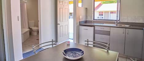 Habitación, 1 habitación | Cocina básica privada | Microondas, placa de cocina, cafetera o tetera y hervidor eléctrico