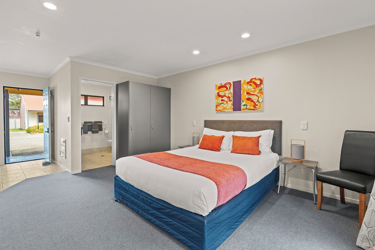 Estudio, 1 cama Queen size | Muebles diferentes, cortinas blackout y insonorización