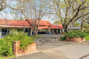 Front of property - ASURE Oak Estate Motor Lodge (Greytown)