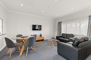 Executive studio | Living area | 42-inch Smart TV with digital channels, Netflix, streaming services - ASURE Oak Estate Motor Lodge (Greytown)