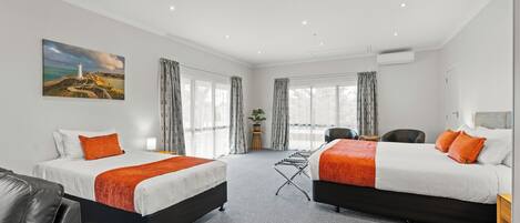 Muebles diferentes, cortinas blackout y sistema de insonorización