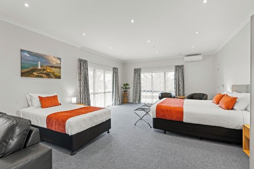 ASURE Oak Estate Motor Lodge