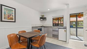 One Bedroom Twin | In-room dining