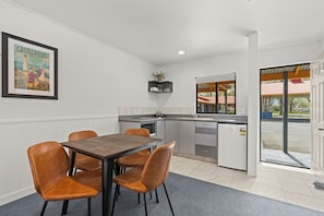 One Bedroom Twin | In-room dining - ASURE Oak Estate Motor Lodge (Greytown)
