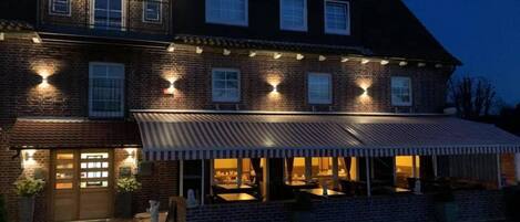 Overnatningsstedets facade – aften/nat