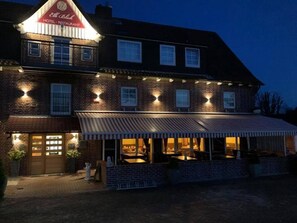 Front of property - evening/night - Hotel & Restaurant Elb Blick (Jork)