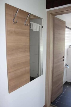 Shower, free toiletries, hair dryer, towels - Hotel & Restaurant Elb Blick (Jork)