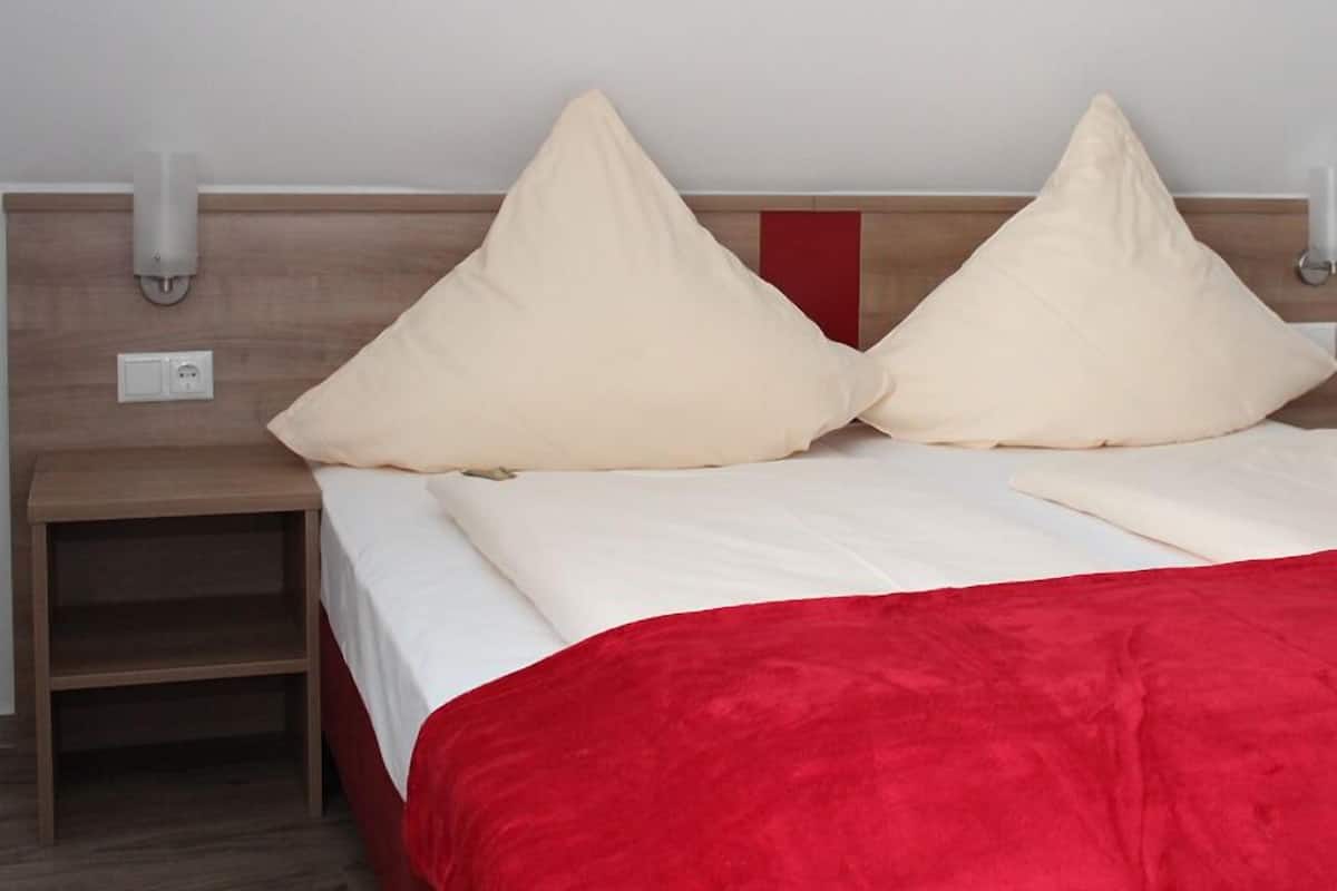 Double Room | In-room safe, desk, WiFi (free), bed sheets