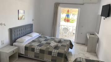 Habitación triple | Caja de seguridad en la habitación y escritorio