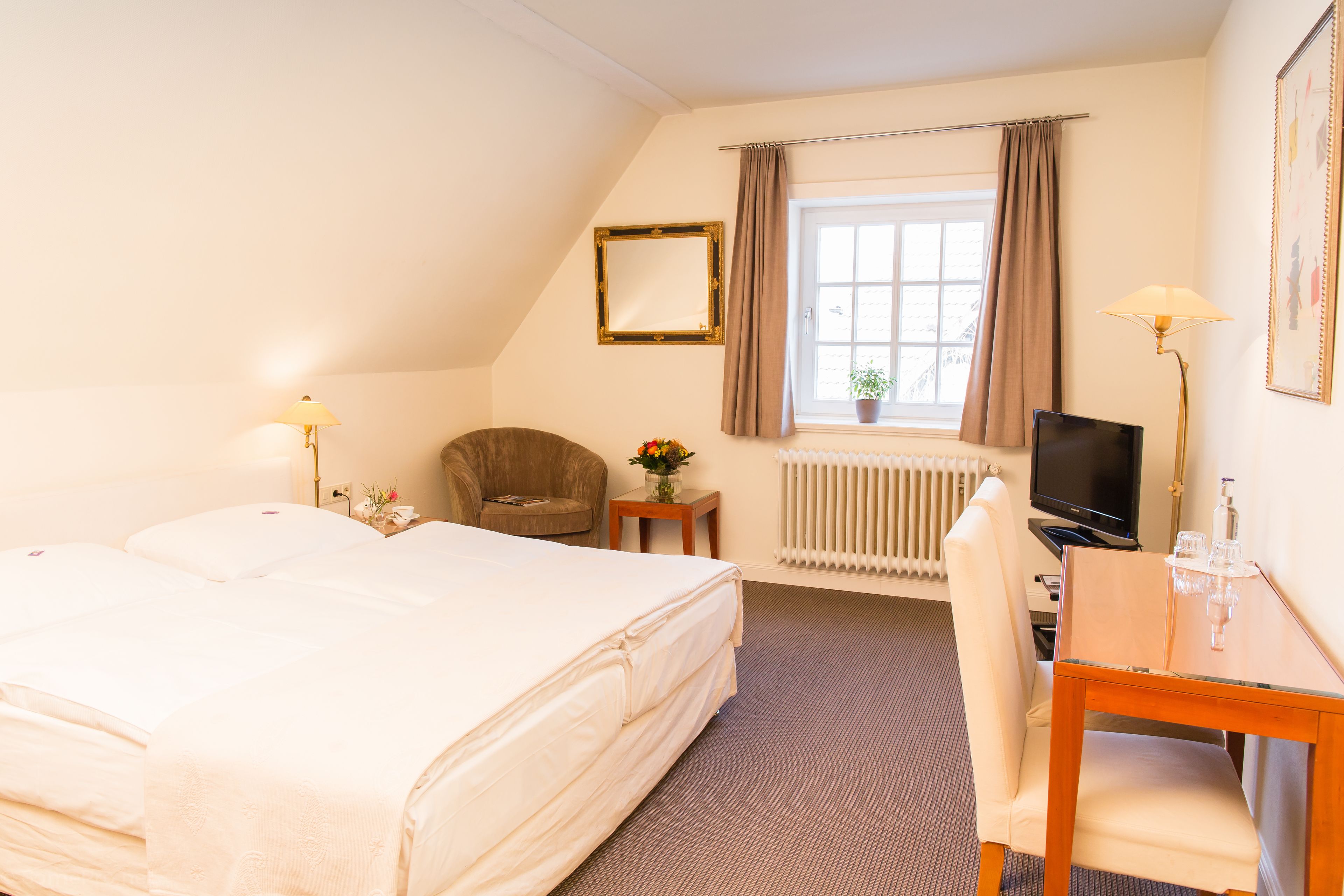double room, 1 queen bed, non smoking | cots/infant beds, rollaway beds, free wifi, bed sheets