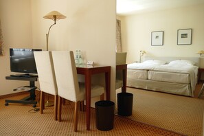 Double Room, 1 Queen Bed, Non Smoking | Room amenity - Meyers Hotel (Seevetal)