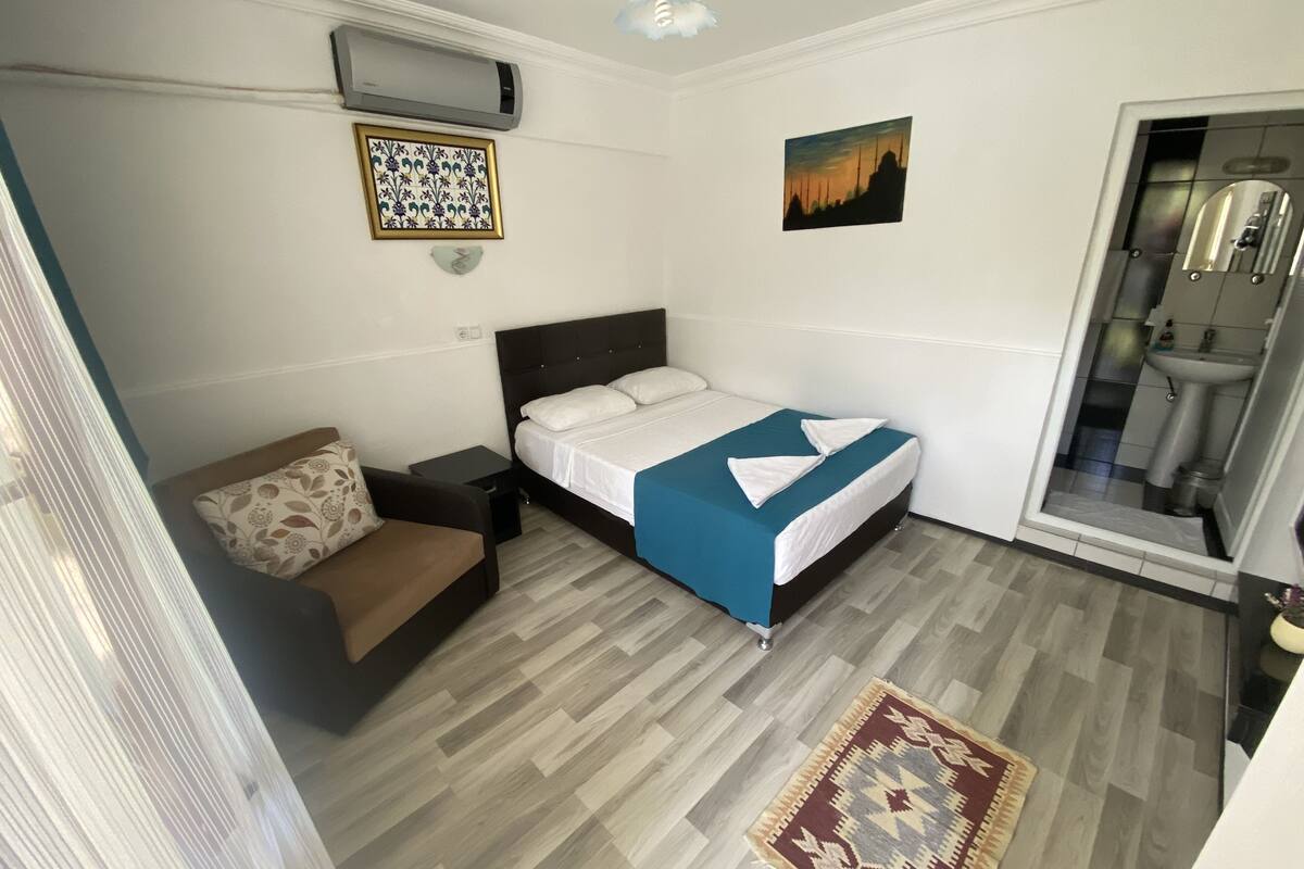 blackout curtains, soundproofing, free wifi, bed sheets