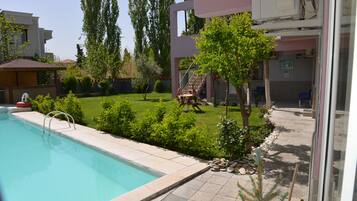 Una piscina al aire libre de temporada