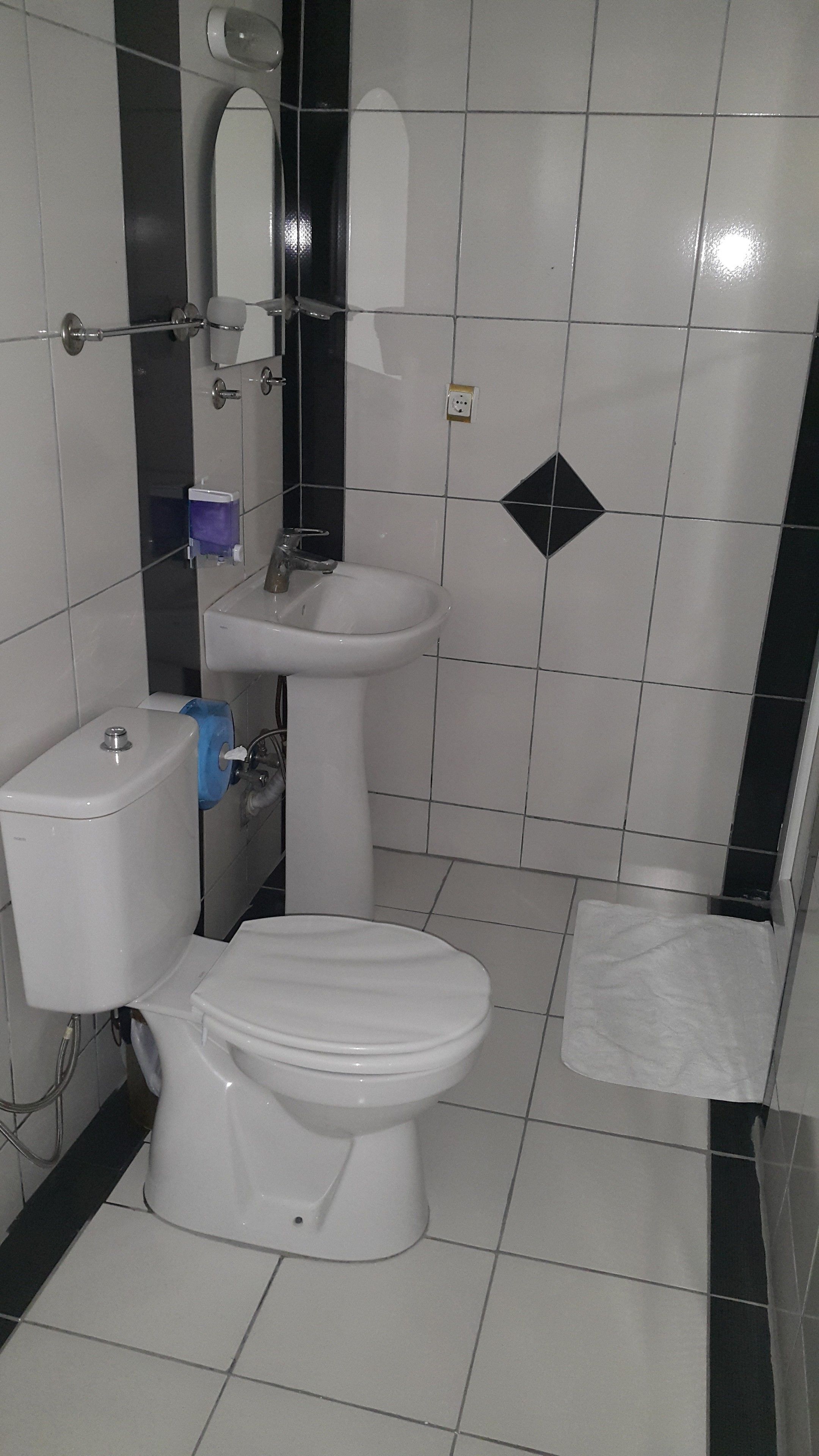 triple room | bathroom | shower, free toiletries, hair dryer, slippers