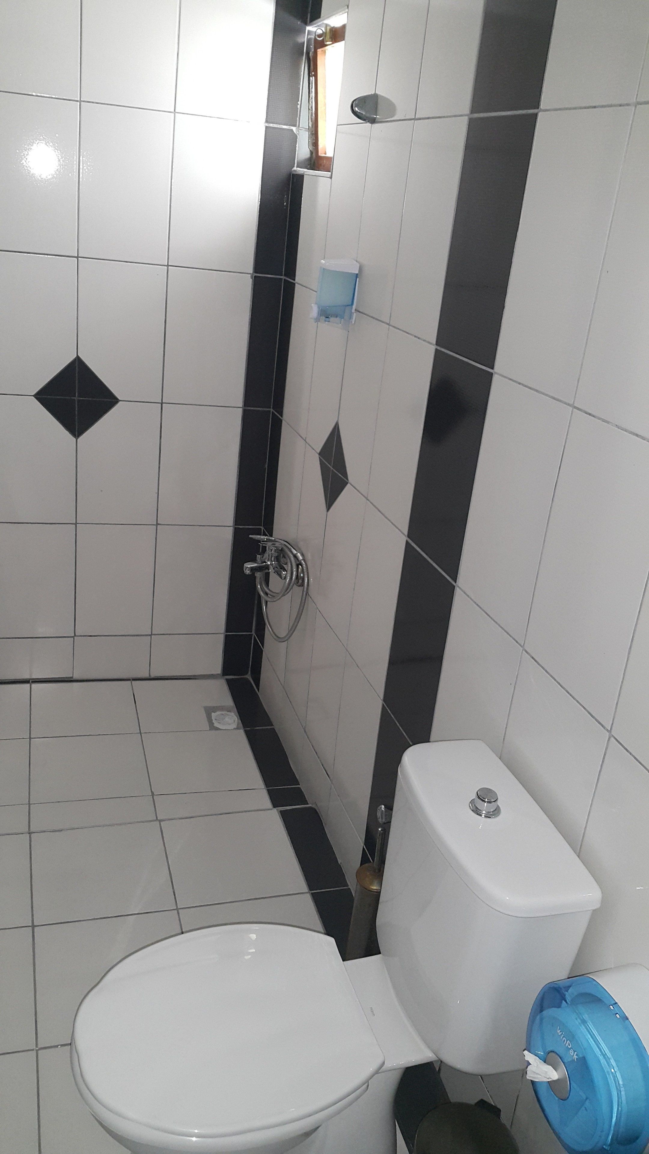 triple room | bathroom | shower, free toiletries, hair dryer, slippers
