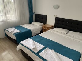 Dreibettzimmer | Verdunkelungsvorhänge, schallisolierte Zimmer, kostenloses WLAN