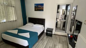 Cortinas opacas, sistema de insonorización, wifi gratis y ropa de cama