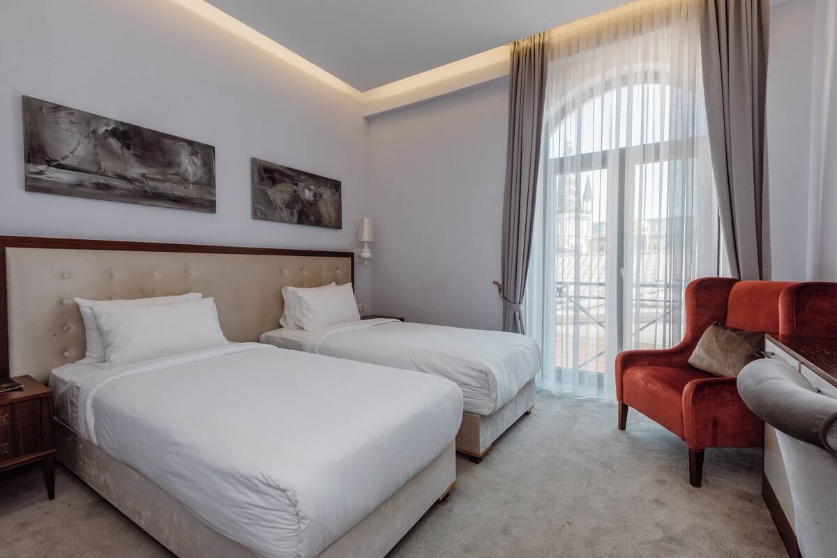 Kamar Twin Standar | Minibar, brankas, meja kerja, dan tirai kedap cahaya