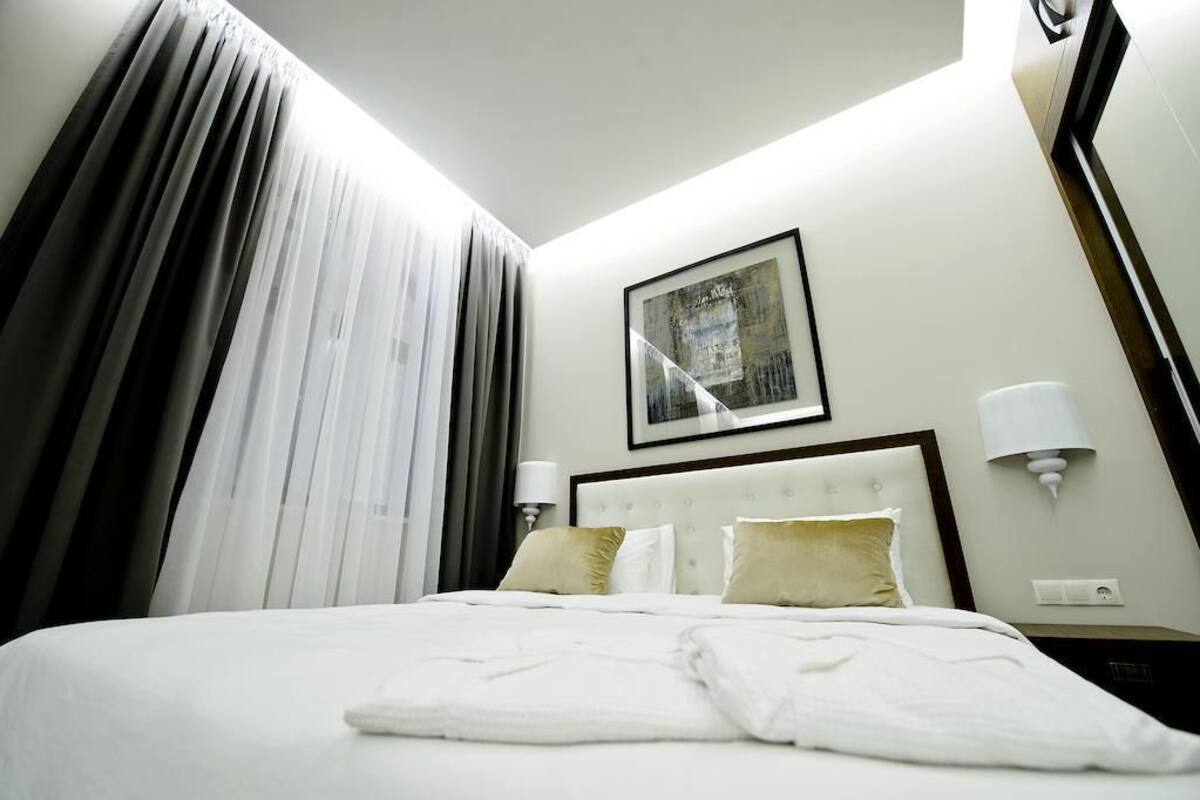 Kamar Double Standar | Minibar, brankas, meja kerja, dan tirai kedap cahaya