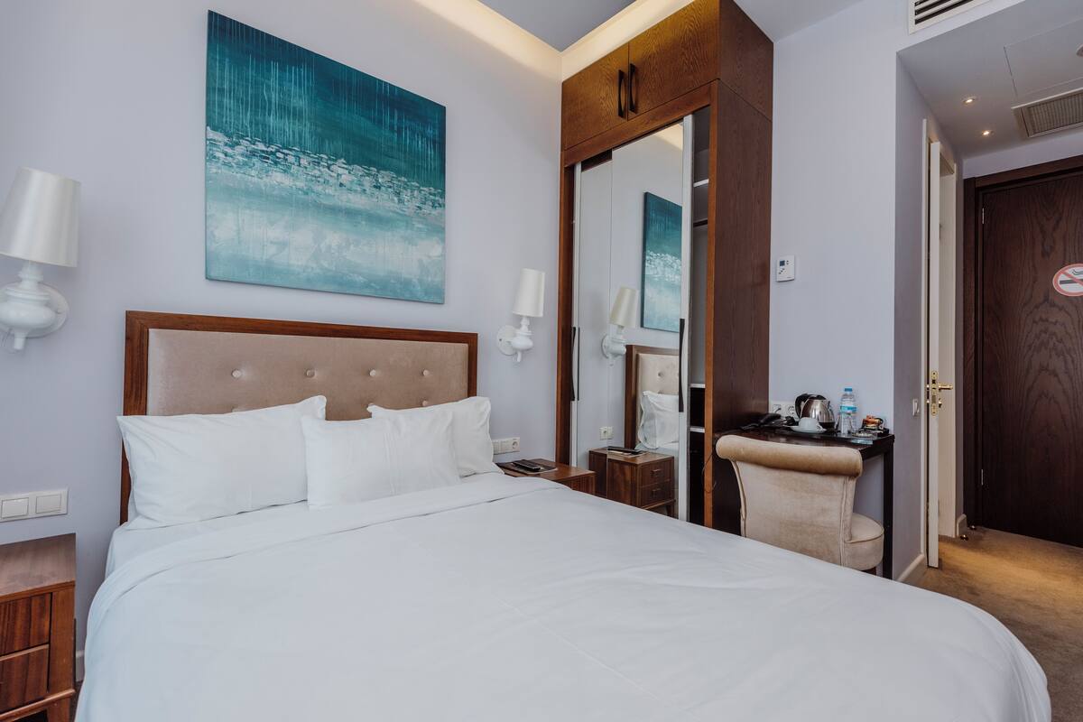 Kamar Single Standar | Minibar, brankas, meja kerja, dan tirai kedap cahaya