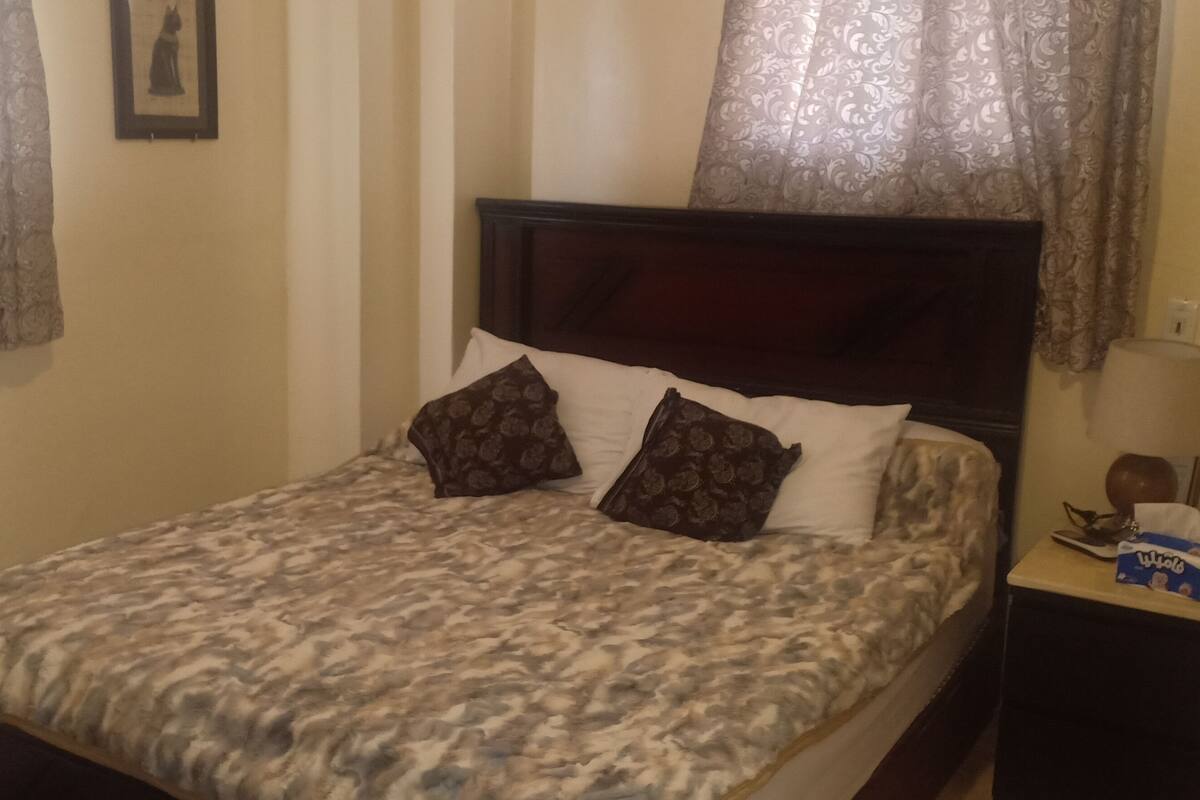 Blackout drapes, WiFi (free), bed sheets