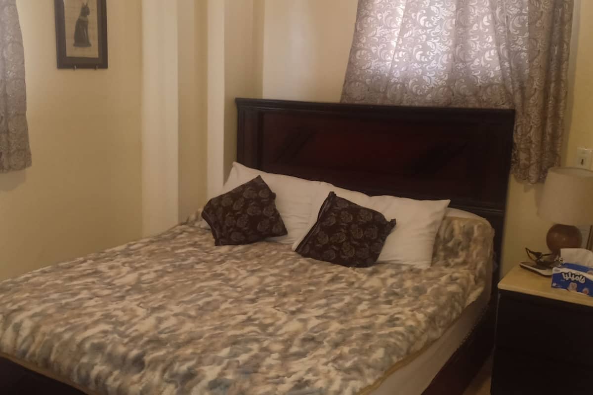 Blackout drapes, free WiFi, bed sheets