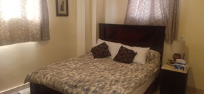 遮光カーテン、WiFi (無料)、ベッドシーツ