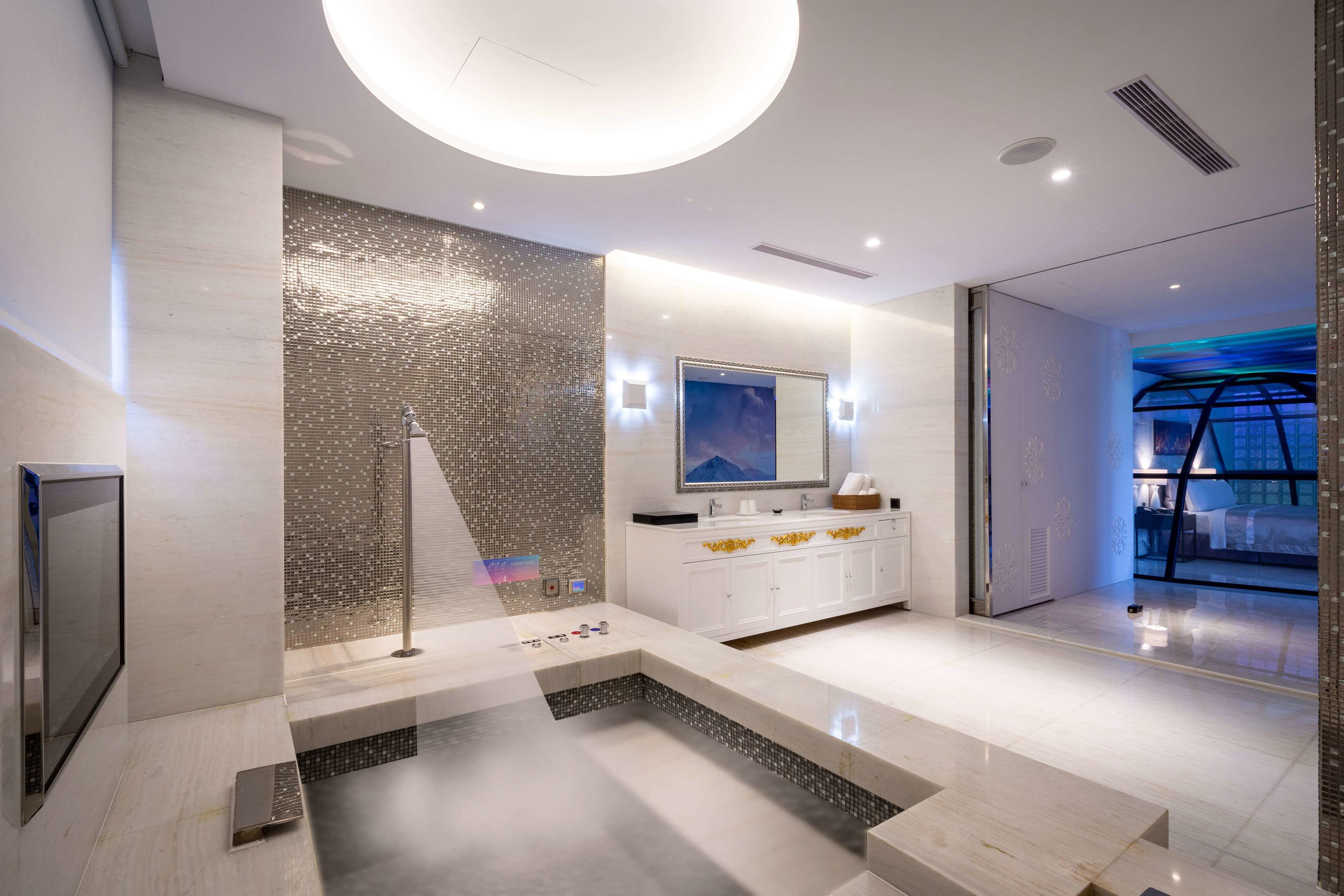 Extreme Room (Consecutive night 12 pm check-out required, extra fees for guests stay consecutively) | Bathroom | Separate tub and shower, rainfall showerhead, hair dryer, slippers
