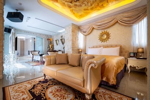 Extreme Room (Consecutive night 12 pm check-out required, extra fees for guests stay consecutively) | Individually decorated, blackout drapes, free WiFi, bed sheets - Aurora Motel (Taichung)