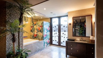 Superior tweepersoonskamer (Legend) | Badkamer | Een aparte badkuip en douche, een regendouche, een haardroger