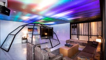 Extreme Room (Consecutive night 12 pm check-out required, extra fees for guests stay consecutively)