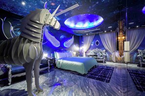 Light Room (Consecutive night 12 pm check-out required, extra fees for guests stay consecutively) | Individually decorated, blackout drapes, free WiFi, bed sheets - Aurora Motel (Taichung)